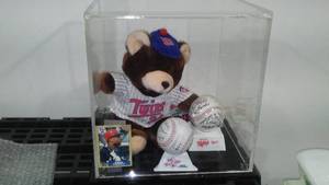 lot 207 image: Minnesota Twins. Display - Super - featuring Kirby
