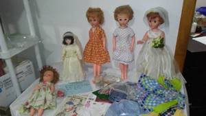 lot 253 image: Vintage Dolls (5)