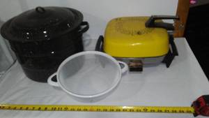 lot 260 image: Water Bath Enamel Canner.