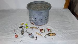 lot 280 image: Minnow Bucket and Vintage Lures.