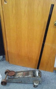 lot 284 image: Sears Floor Jack, 3 Ton.