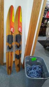 lot 289 image: Vintage Cypress Gardens Dick Pope III Combo Water Skis and Rope.