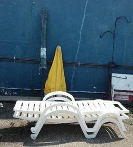 lot 298 image: Chaise PatioDeck Lounge Chairs (2) And Sun Umbrellas (2)