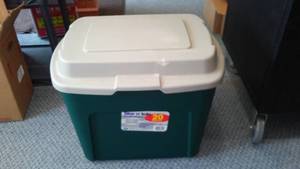 lot 314 image: 20-Gallon Stor N Tote with Contents