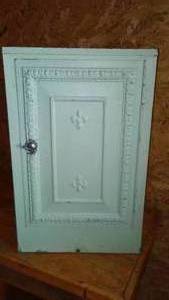 lot 327 image: Vintage Metal Cabinet.