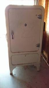 lot 337 image: Grunnow Ice Box Refri 23.5 D 58.5T 29W