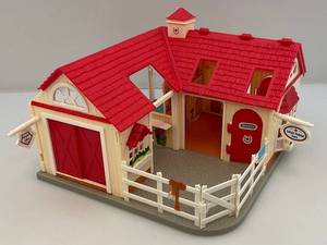 lot 24 image: Vintage Breyer Stablemates Deluxe Animal Hospital Playset (Some Pieces Missing)