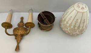 lot 265 image: Vintage Cast Metal Wall Scone & Light