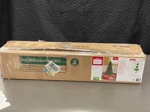lot 14 image: Holiday Time 6FT Non-Lit Wesley Pine Artificial Christmas Tree