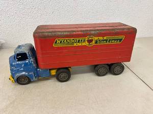 lot 301 image: Wyandotte Van Lines Semi & Trailer