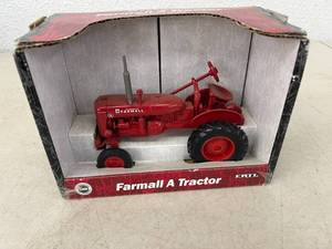 lot 317 image: Farmall A Tractor 116 Scale