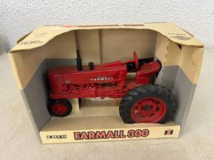 lot 318 image: Farmall 300 Tractor
