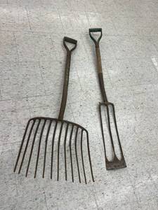 lot 330 image: Vintage Long Handle Farm Tools