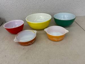lot 336 image: Pyrex Bowls