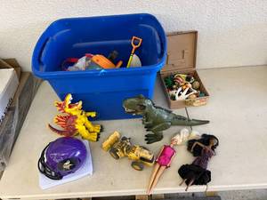 lot 346 image: Tote of Toys - John Deer Payloader