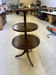 lot 368 image: Vintage 3 Tier Round Shelving
