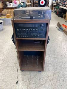 lot 382 image: Curtis Mathes Electronics