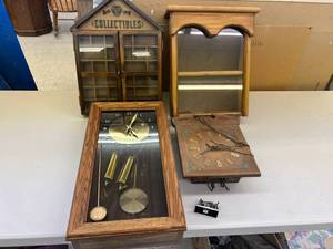 lot 386 image: Clocks & Small Display Cases