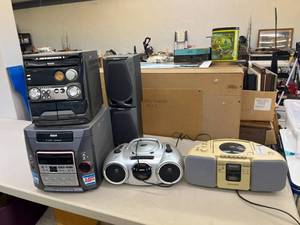 lot 389 image: Radios - Sony