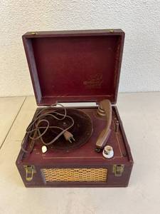 lot 402 image: Webcor Lark Phonograph