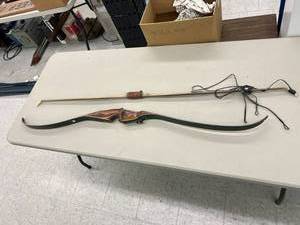 lot 423 image: Archery Bows