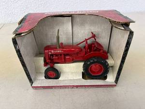lot 439 image: Farmall A Tractor 116 Scale