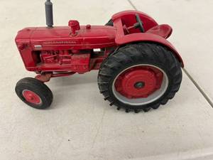lot 440 image: International Diesel 600 Tractor