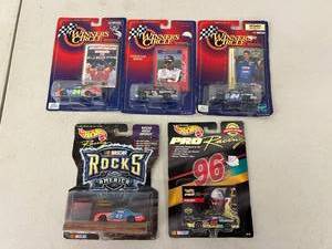 lot 443 image: 164 Scale Nascar Collectibles