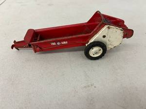 lot 445 image: Tru Scale Manure Spreader