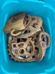 lot 466 image: Tote Of Farm Pulleys & Bearings - Heavy