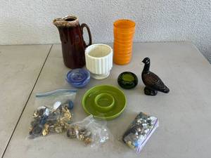 lot 470 image: Pottery & Jewelry