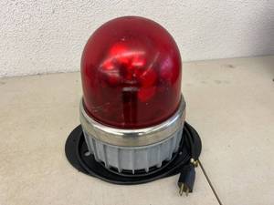 lot 492 image: Commander 371L Rotating Fire Engine Light - Works