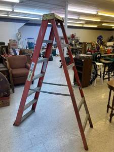 lot 520 image: Fiberglass Ladder