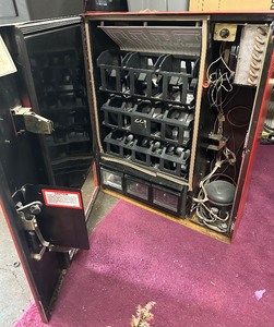 lot 1 image: Awesome Vintage Working Coca Cola  Soda Vending Machine