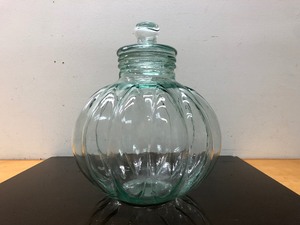 lot 45 image: LARGE Ribbed Glass Counter Display Jar wLid