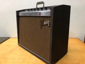 lot 46 image: Awesome Working Vintage GIBSON Discoverer Tremolo Electric Guitar Tube Amplifier 