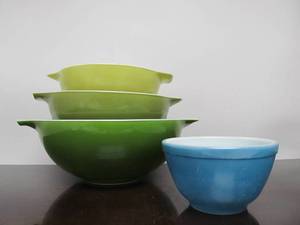 lot 153 image: Group of Vintage PYREX Glass Bowls