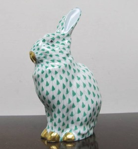 lot 155 image: Hand Painted Signed HEREND Fishnet Pattern Bunny Figurine