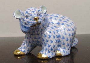lot 157 image: Hand Painted Signed HEREND Fishnet Pattern Bear Figurine