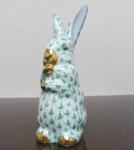 lot 158 image: Hand Painted Signed HEREND Fishnet Pattern Standing Bunny Figurine
