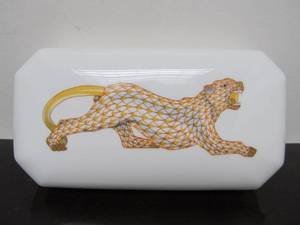 lot 160 image: Hand Painted Signed HEREND Fishnet Pattern Gold Leopard Lidded Porcelain Box