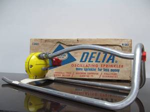 lot 203 image: Vintage Metal Nelson Delta #063 Oscillating Water Sprinkler with Original Box