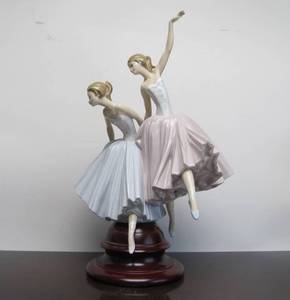 lot 94 image: LARGE Signed Lladro Porcelain Figural Group - Ballet Dancers
