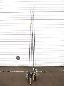 lot 206 image: Excellent Estate Lot of 5 Like-New Fishing Rods wReels