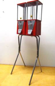 lot 210 image: Excellent Working Vintage Oak Mfg Company Dual GumballCandy Vending Machine - 10 Cents