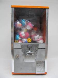 lot 211 image: Very Cool Vintage 25 Cent Vending Machine wOriginal Product - Mini Football Team Mugs
