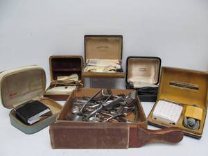 lot 213 image: Collection of Vintage Razors