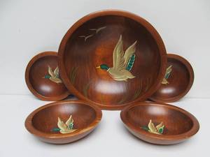 lot 215 image: Set of Vintage Hand Painted Wood MUNISING 5-Piece Serving Bowl Set