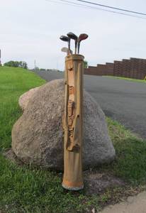 lot 60 image: Group of Antique Hickory Shaft Golf Clubs wBag