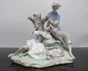lot 64 image: LARGE Signed Lladro Porcelain Figurine - Romantic Couple